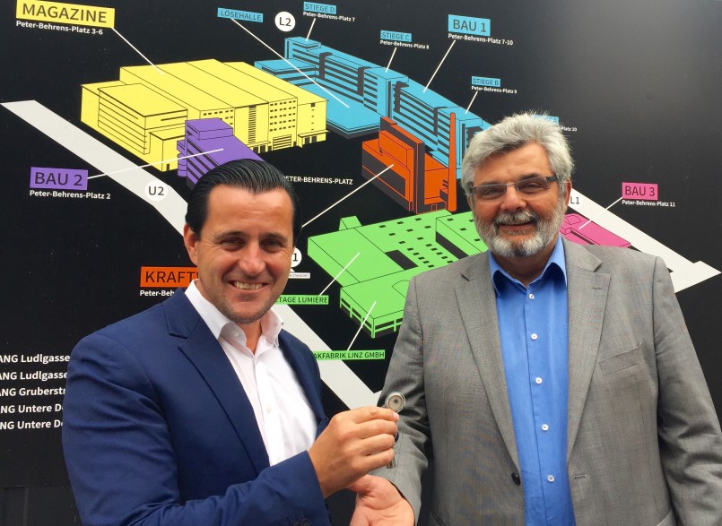 Schlüsselübergabe für die neuen Räumlichkeiten von DS Automotion in der Tabakfabrik Linz