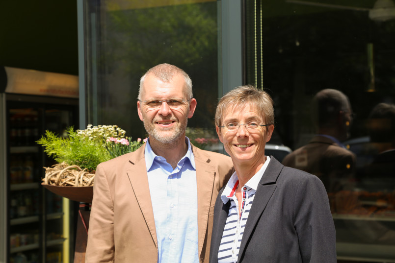 Reinhard & Helga Honeder vor ihrer Filiale in der Gruberstraße.