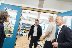 Reinhard Leitner from the Tschickmanufaktur presented his cigarettes in his studio at the ART MAGAZIN. Visitors received an original Austrian tobacco plant.