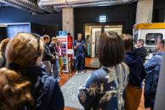 During the tours, visitors experienced highlights from the TABAKFABRIK, such as Dieter Perndl/Ubitec , who informed about chatbots during the AI:UNDERSTAND tour.